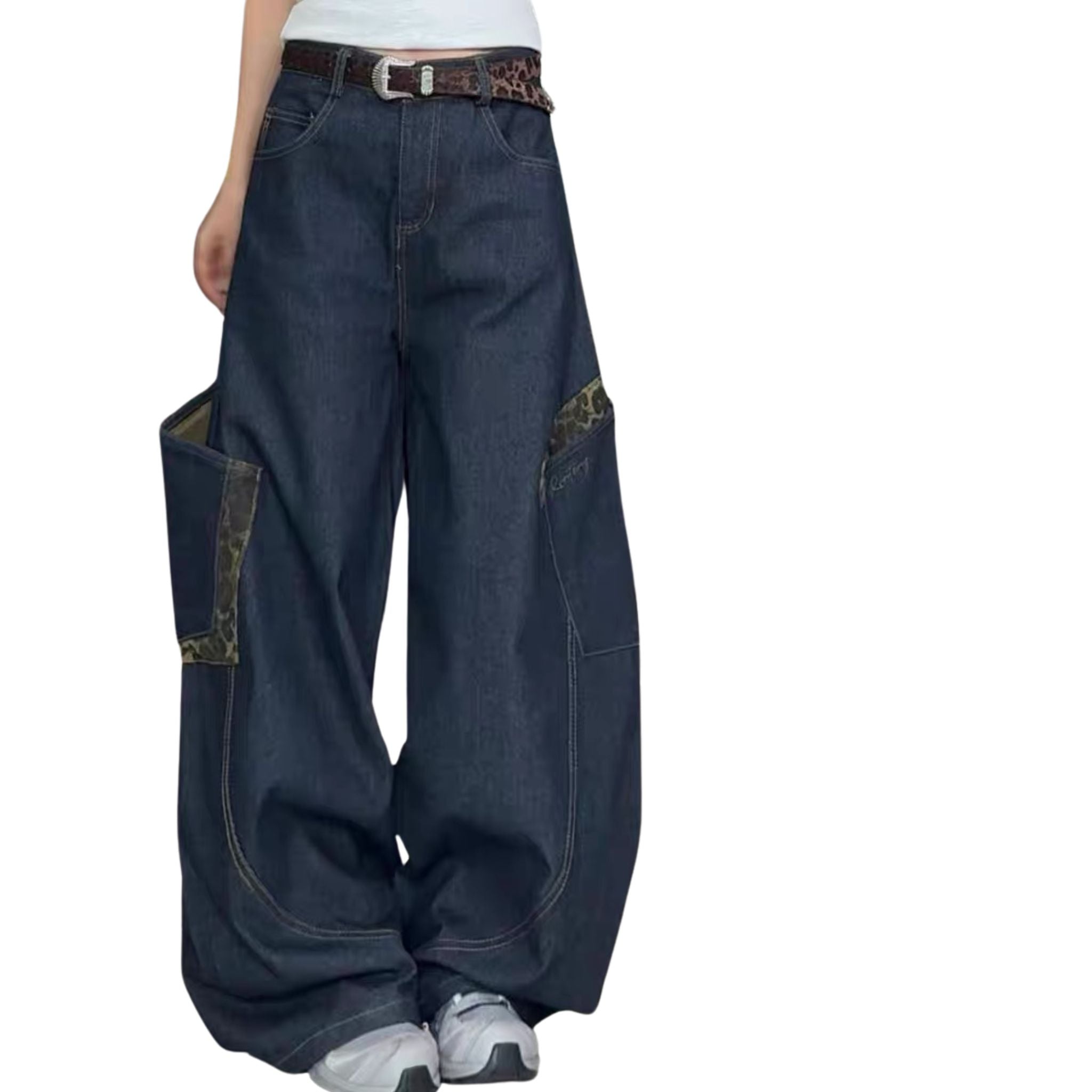 Baggy jeans with leopard print detail. Stretchy low rise jeans for women. High quality jeans with designer look. Wide jeans. Embellished jeans with leopard pockets.