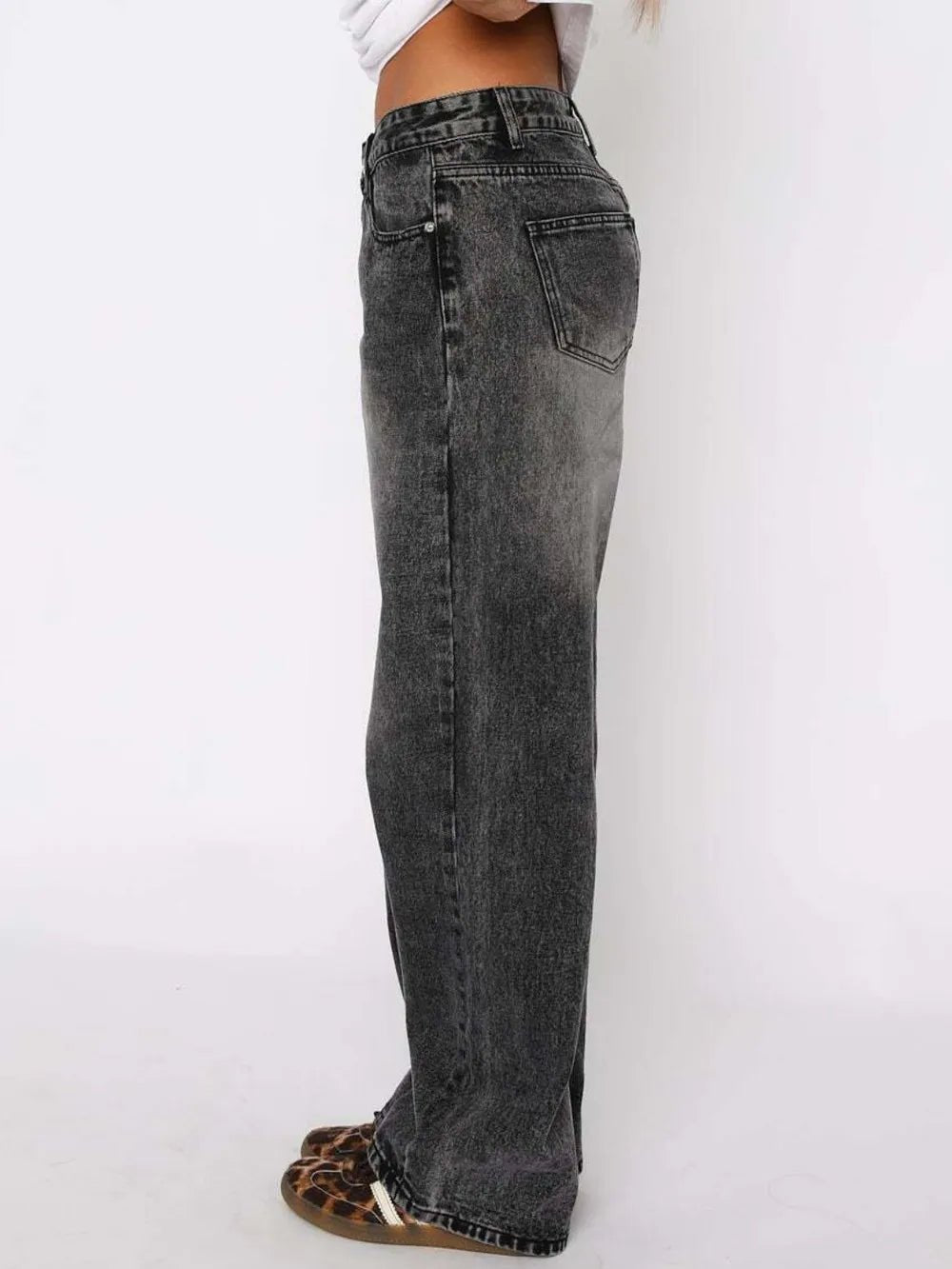 Slimming jeans with perfect fit. Roomy jeans with light stretch. 5-pocket classic jeans in multiple colors and modern feel,